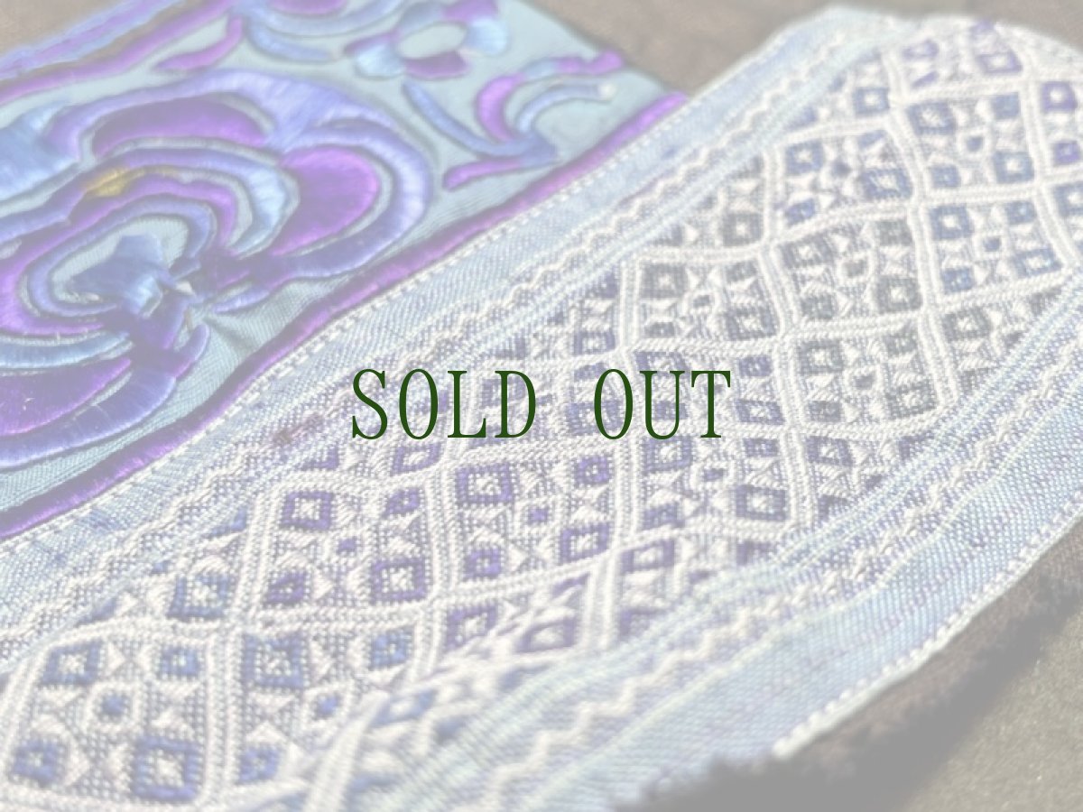 画像4: 貴州省　侗族（トン族）の刺繍古裂 old embroidery of Dong 肚兜(duodou) (4)