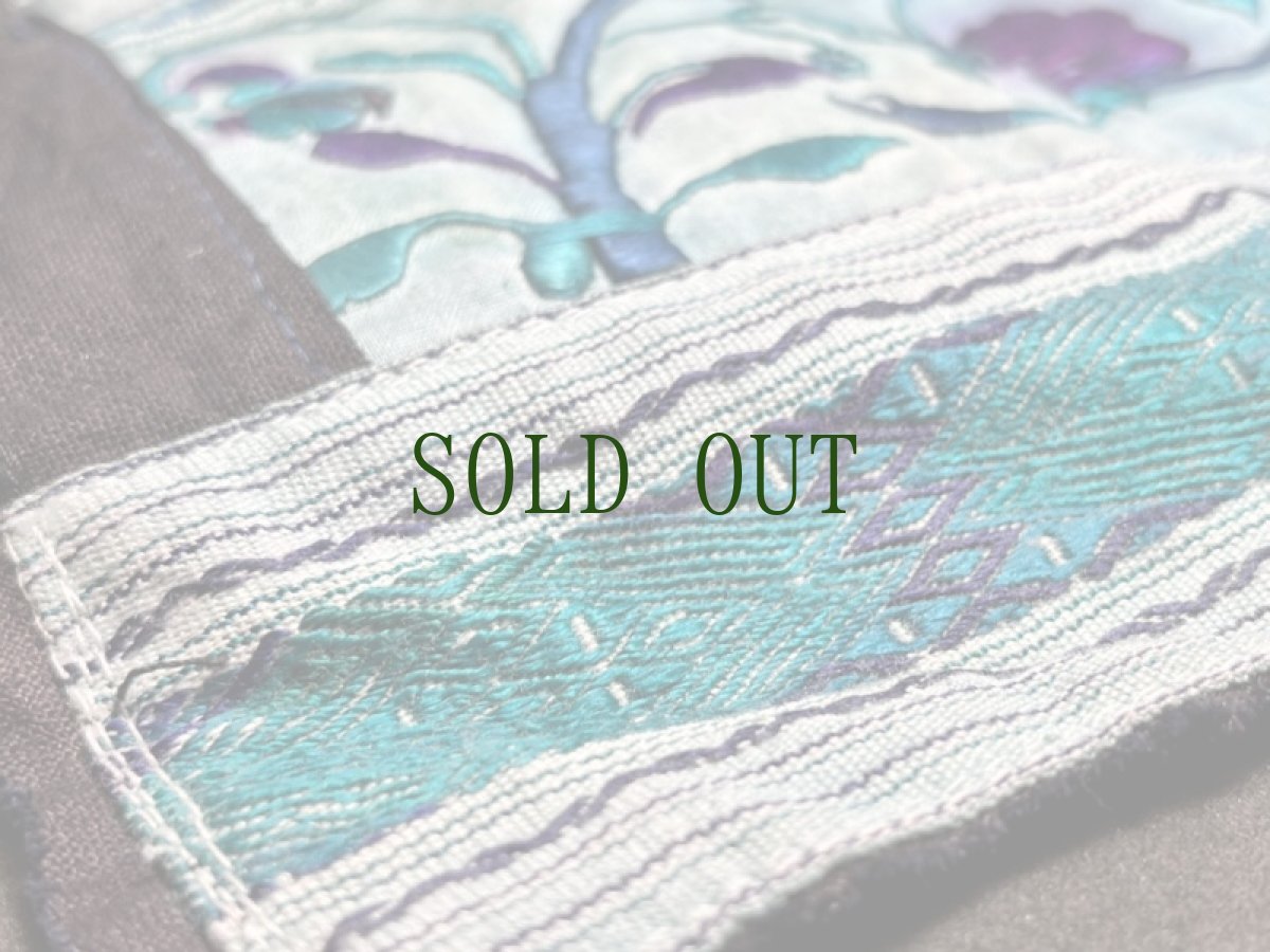 画像3: 貴州省　侗族（トン族）の刺繍古裂 old embroidery of  Dong 肚兜(duodou) (3)