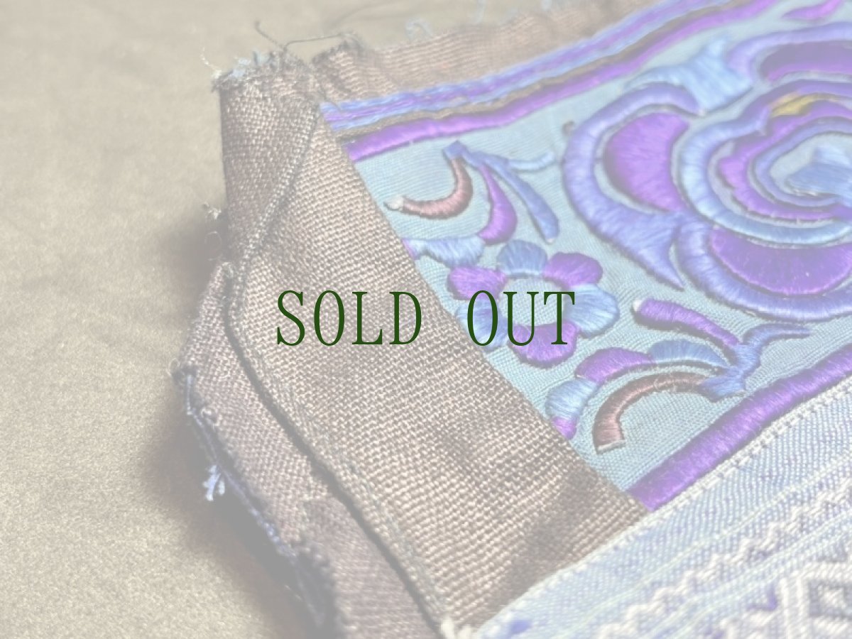 画像5: 貴州省　侗族（トン族）の刺繍古裂 old embroidery of Dong 肚兜(duodou) (5)