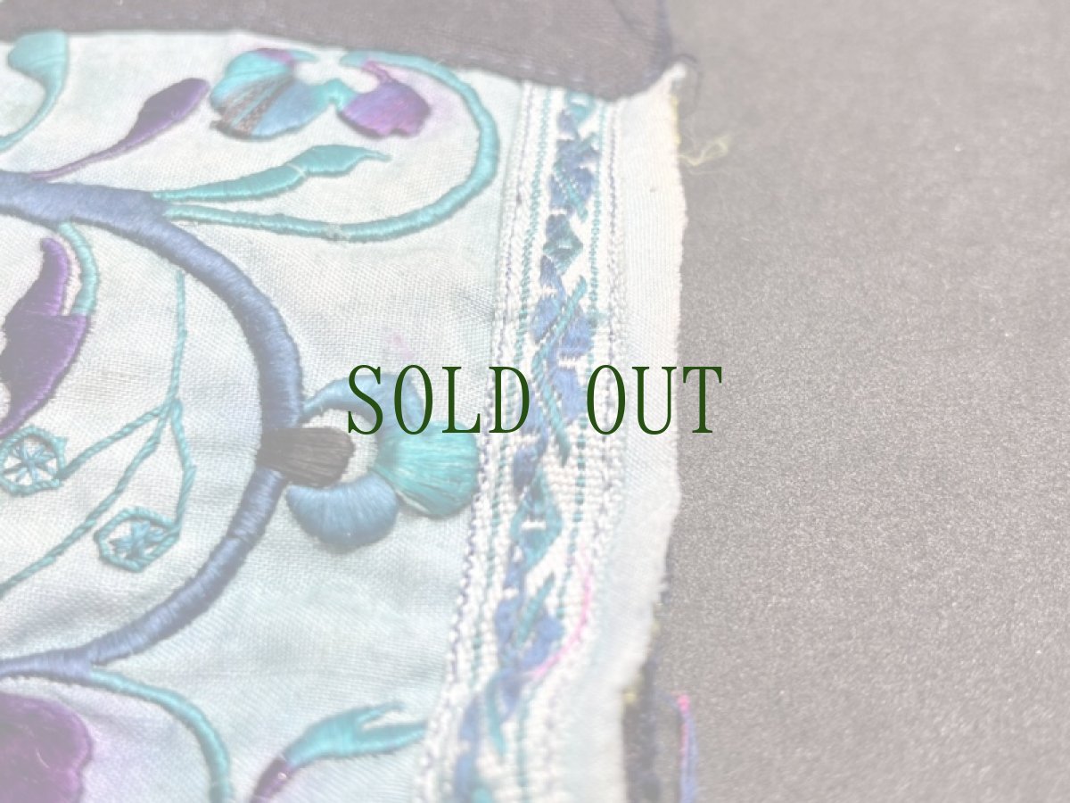 画像5: 貴州省　侗族（トン族）の刺繍古裂 old embroidery of  Dong 肚兜(duodou) (5)