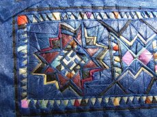 画像11: 貴州省・雲南省　苗族（ミャオ族）の刺繍古裂 old embroidery of  Miao　亮布堆繍一対 (11)