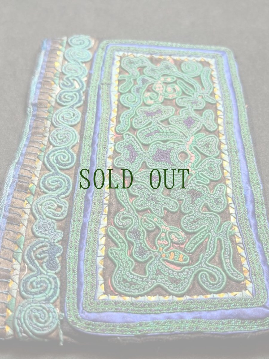 画像7: 貴州省・凯棠村　苗族（ミャオ族）の花鳥紋・刺繍古裂　背帯部分 old embroidery of  Miao　 (7)