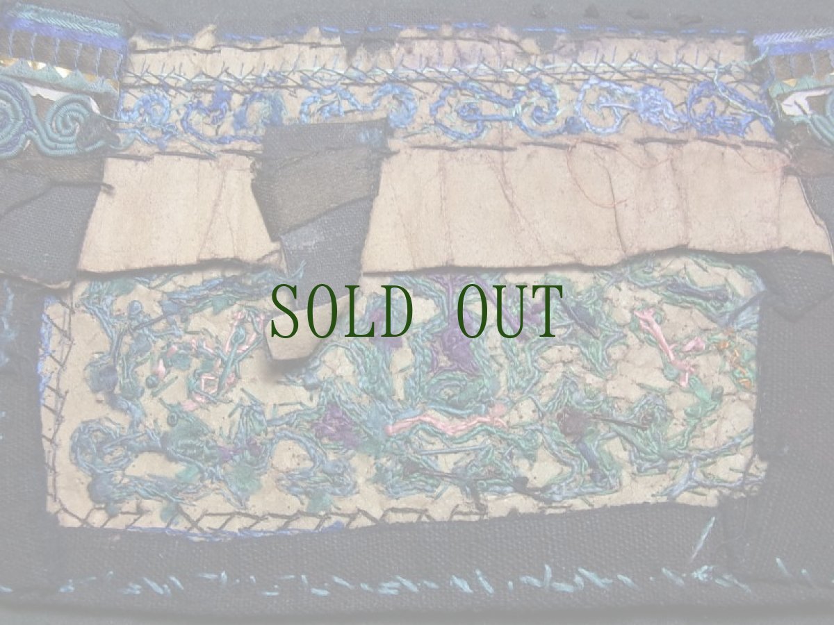 画像9: 貴州省・凯棠村　苗族（ミャオ族）の花鳥紋・刺繍古裂　背帯部分 old embroidery of  Miao　 (9)