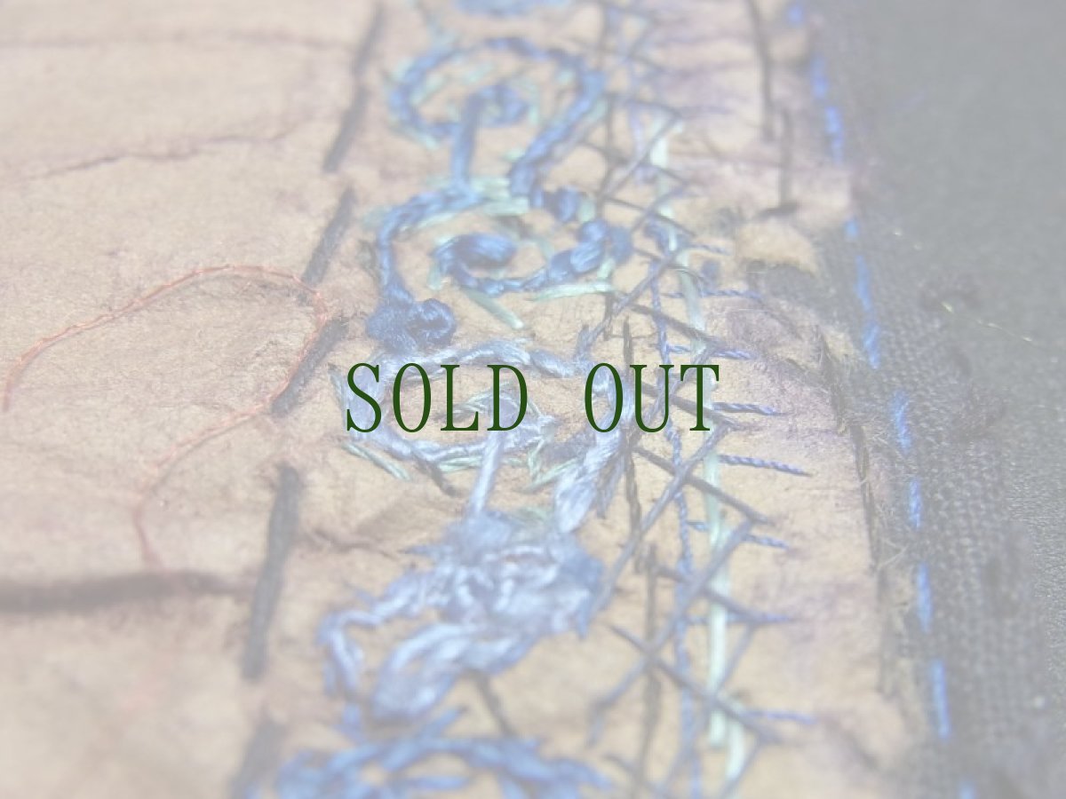 画像10: 貴州省・凯棠村　苗族（ミャオ族）の花鳥紋・刺繍古裂　背帯部分 old embroidery of  Miao　 (10)