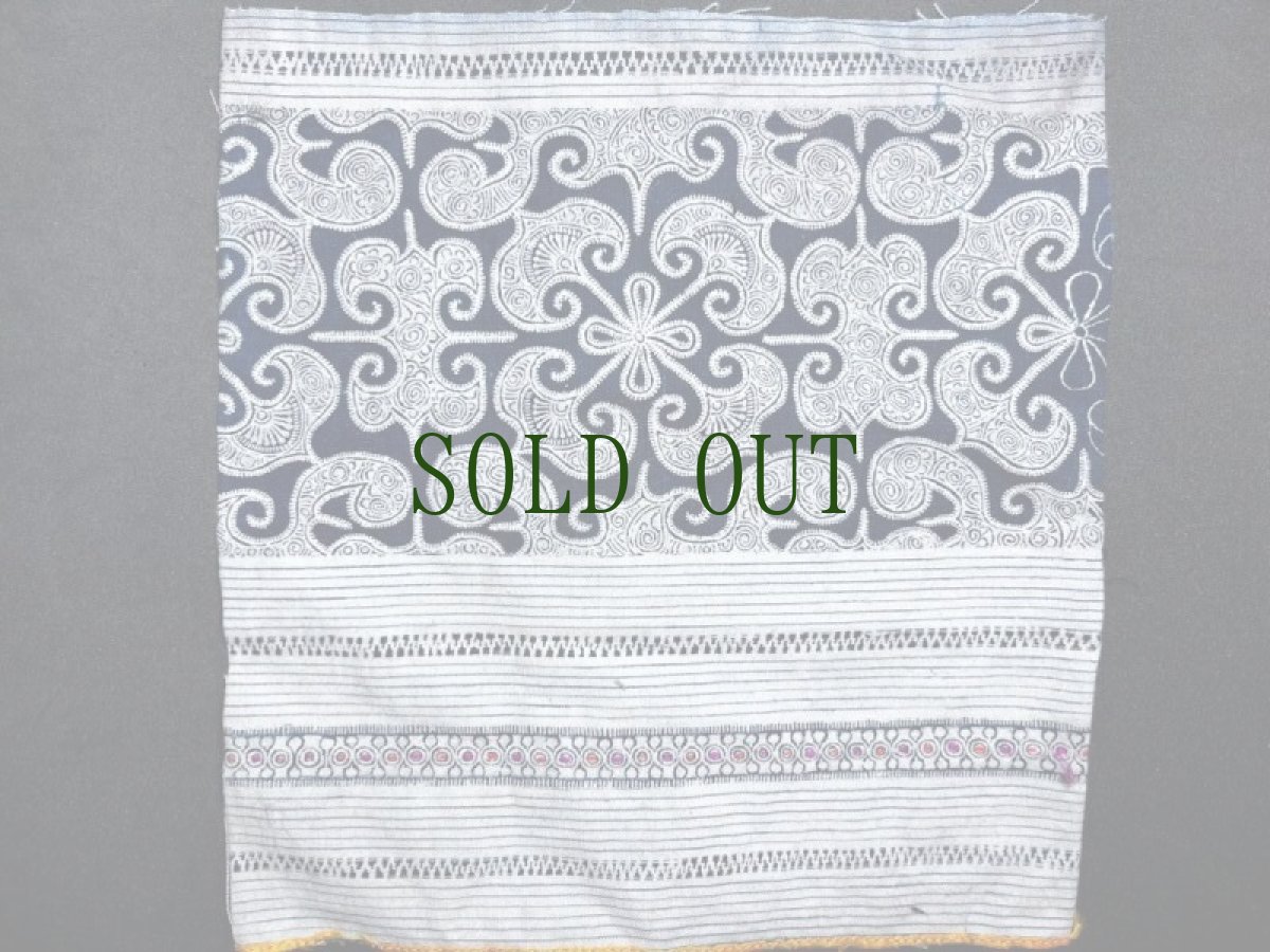 画像2: 貴州省・雲南省　苗族（ミャオ族）、ろうけつ藍染・刺繍古裂 old indigo batik embroidery of  Miao　 (2)