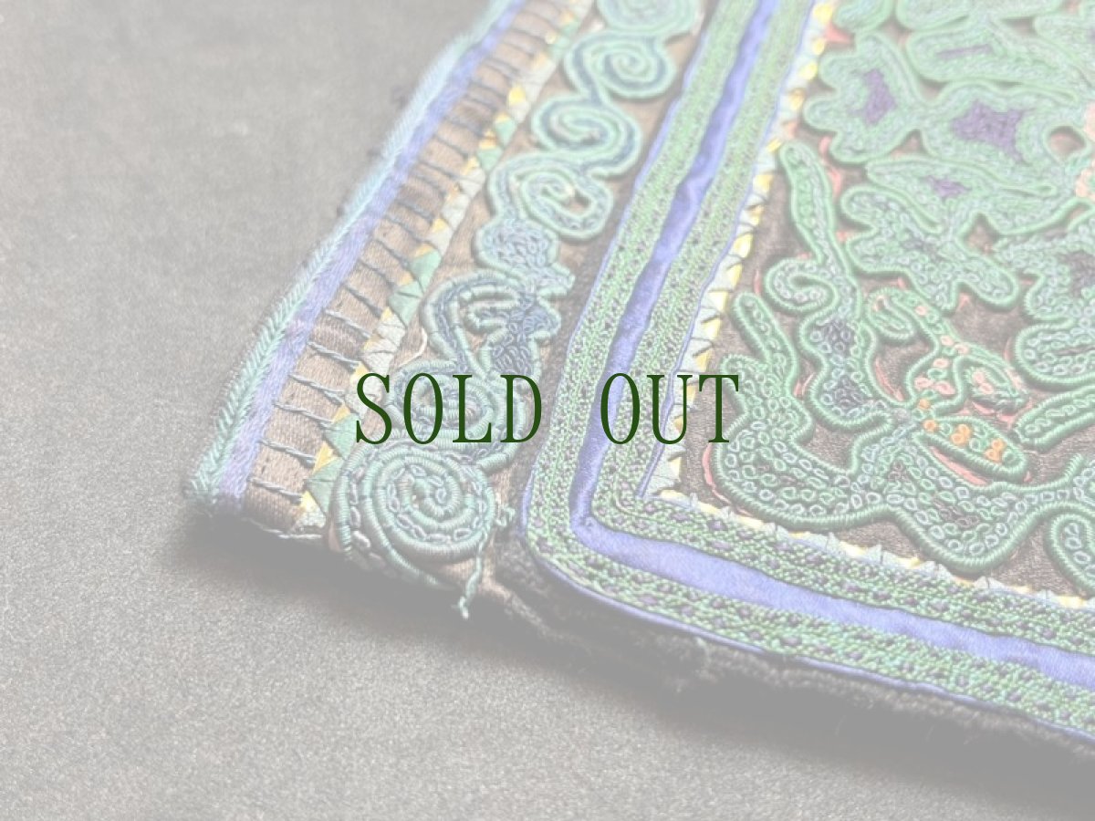 画像5: 貴州省・凯棠村　苗族（ミャオ族）の花鳥紋・刺繍古裂　背帯部分 old embroidery of  Miao　 (5)