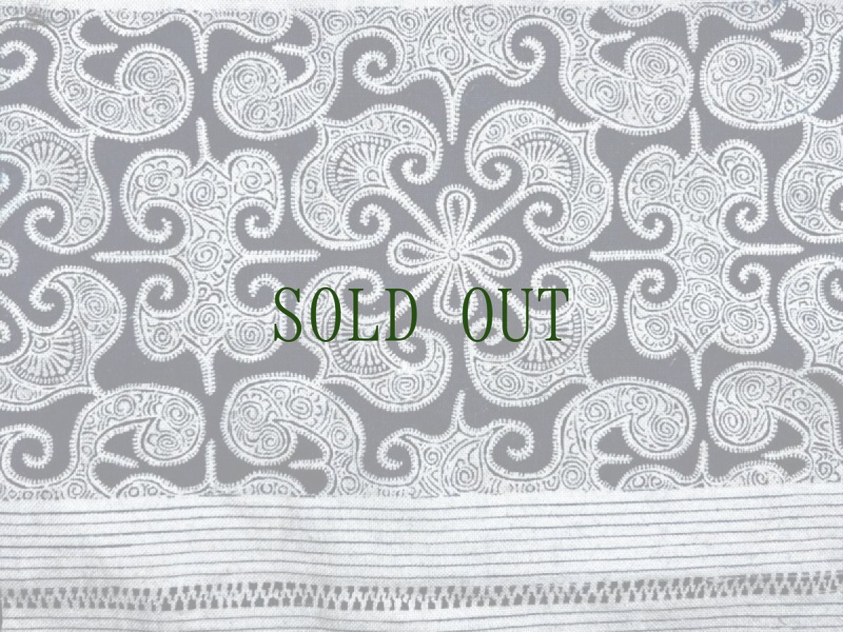 画像3: 貴州省・雲南省　苗族（ミャオ族）、ろうけつ藍染・刺繍古裂 old indigo batik embroidery of  Miao　 (3)