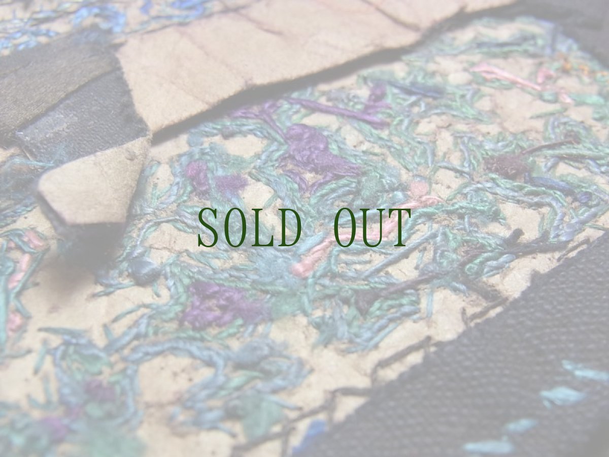 画像8: 貴州省・凯棠村　苗族（ミャオ族）の花鳥紋・刺繍古裂　背帯部分 old embroidery of  Miao　 (8)