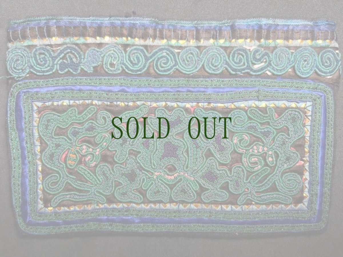 画像2: 貴州省・凯棠村　苗族（ミャオ族）の花鳥紋・刺繍古裂　背帯部分 old embroidery of  Miao　 (2)