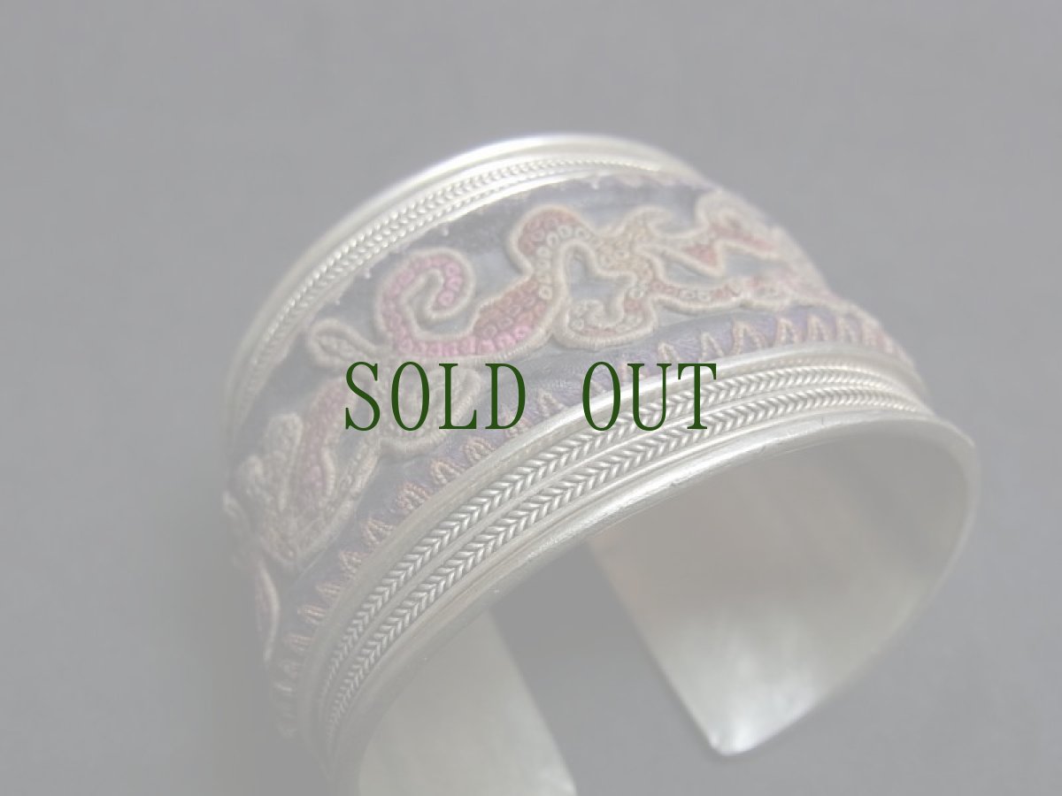 画像3: 貴州省ミャオ族の刺繍古裂バングル(苗銀) Miao old embroidery silver bangle (3)