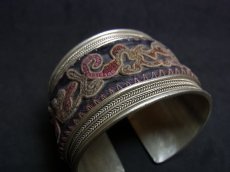 画像3: 貴州省ミャオ族の刺繍古裂バングル(苗銀)　Miao old embroidery silver bangle (3)
