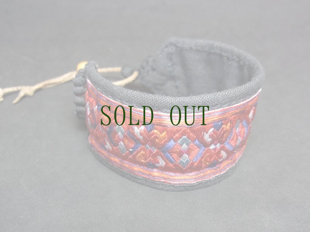 画像4: 貴州省苗族（ミャオ族）の刺繍古裂・布ブレスレット　（Miao old embroidered cloth bracelet） (4)