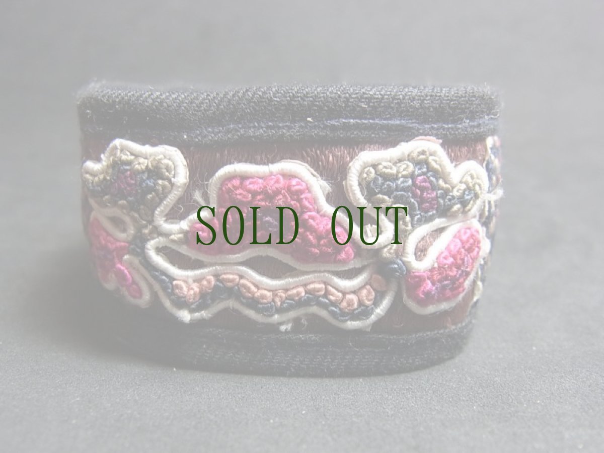 画像4: 貴州省苗族（ミャオ族）の刺繍古裂・布ブレスレット　（Miao old embroidered cloth bracelet） (4)