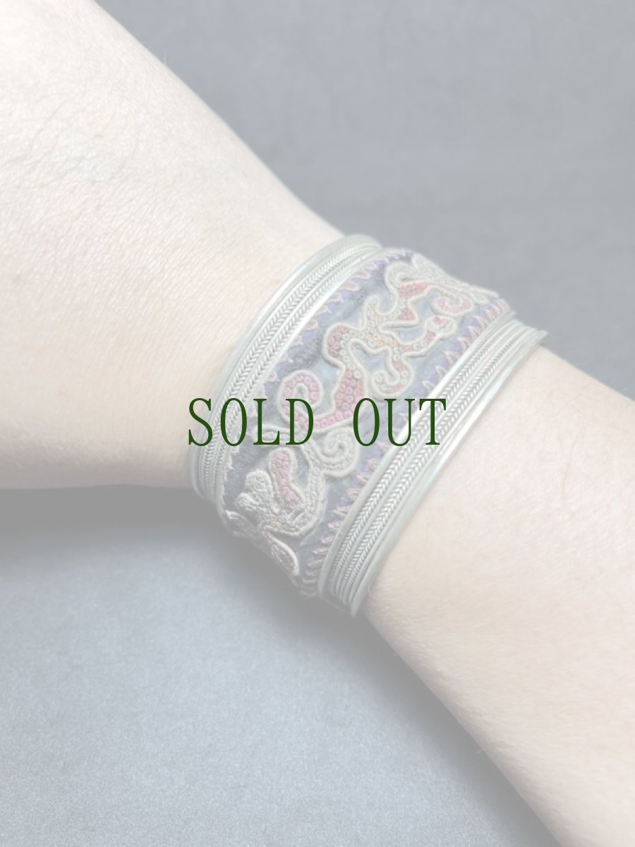 画像6: 貴州省ミャオ族の刺繍古裂バングル(苗銀) Miao old embroidery silver bangle (6)