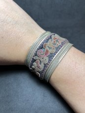 画像6: 貴州省ミャオ族の刺繍古裂バングル(苗銀)　Miao old embroidery silver bangle (6)