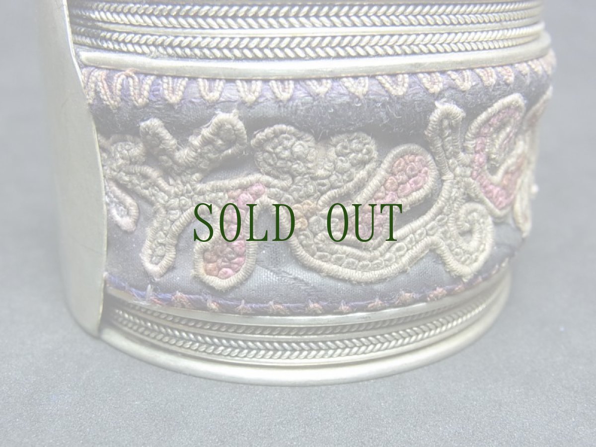 画像4: 貴州省ミャオ族の刺繍古裂バングル(苗銀) Miao old embroidery silver bangle (4)
