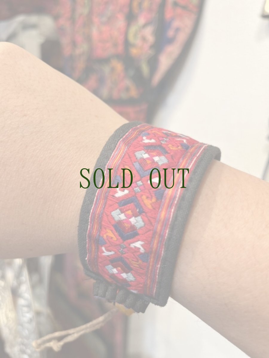 画像10: 貴州省苗族（ミャオ族）の刺繍古裂・布ブレスレット　（Miao old embroidered cloth bracelet） (10)