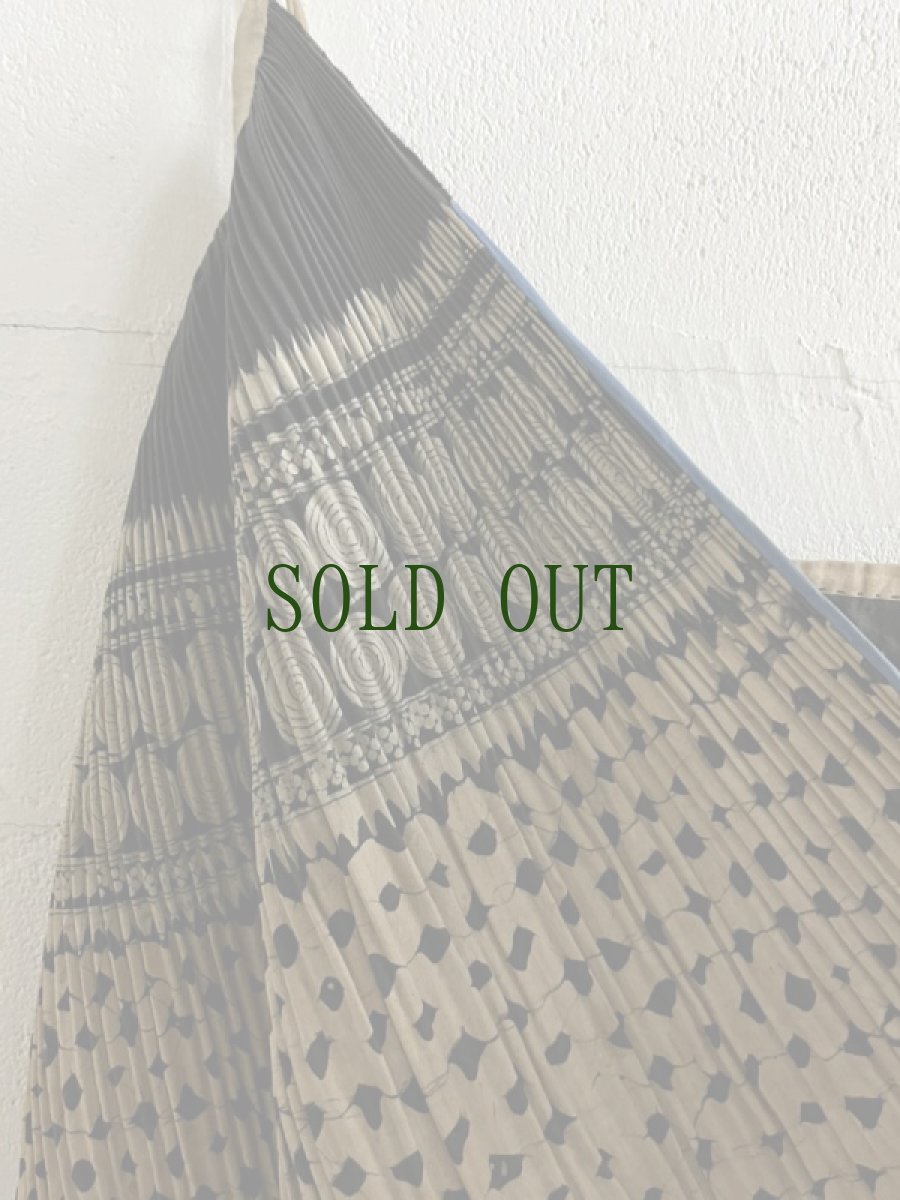 画像9: 貴州省　 布依族（プイ族）　ろうけつ・本藍染　巻きスカート(リバーシブル)　ヴィンテージ　（丈約80cm） (9)