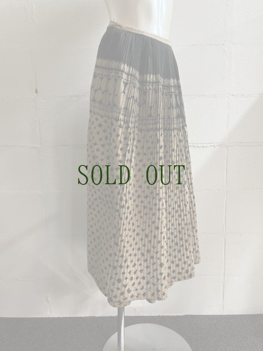 画像10: 貴州省　 布依族（プイ族）　ろうけつ・本藍染　巻きスカート(リバーシブル)　ヴィンテージ　（丈約80cm） (10)