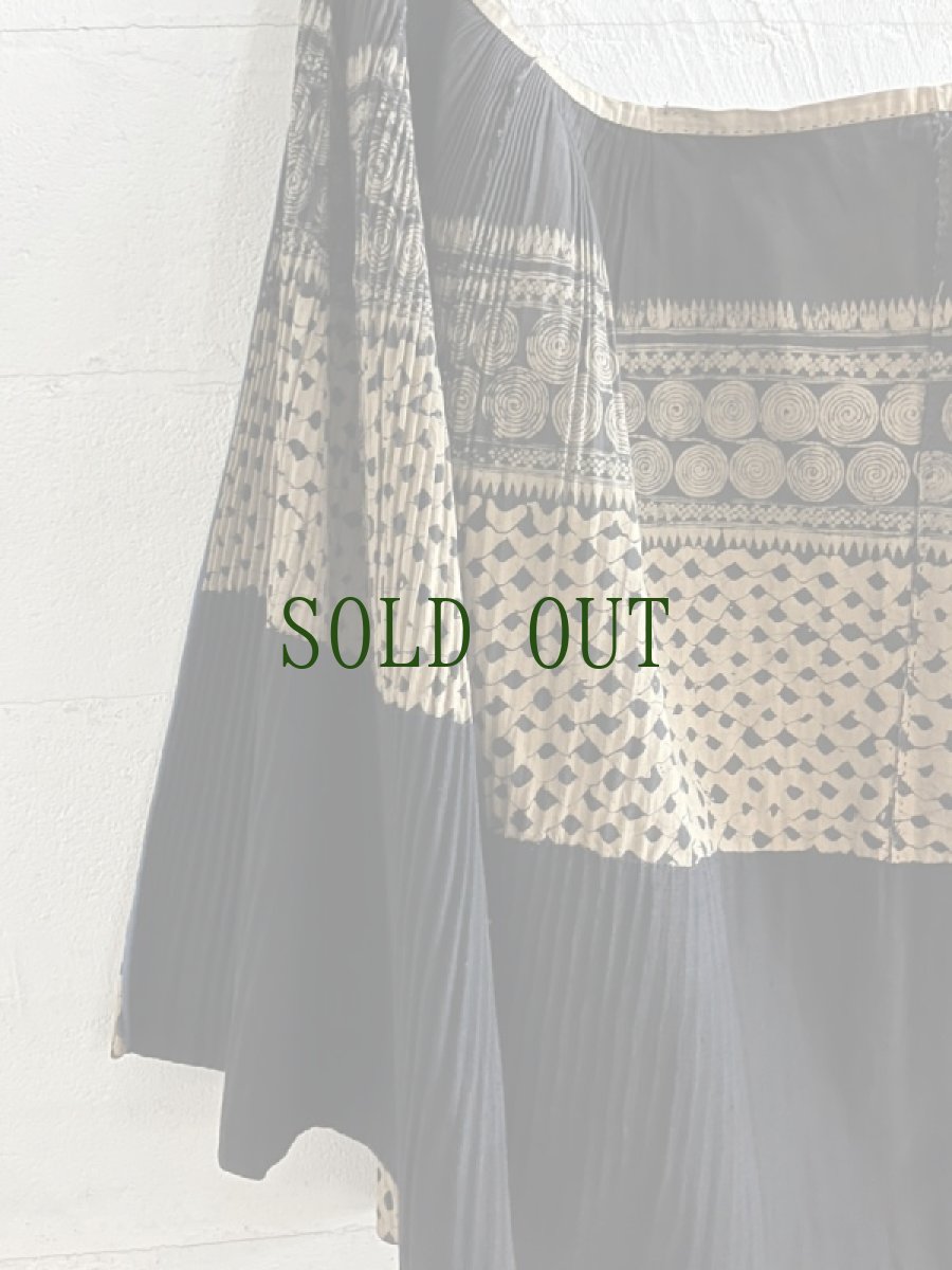 画像7: 貴州省　 布依族（プイ族）　ろうけつ・本藍染　巻きスカート(リバーシブル)　ヴィンテージ　（丈約80cm） (7)