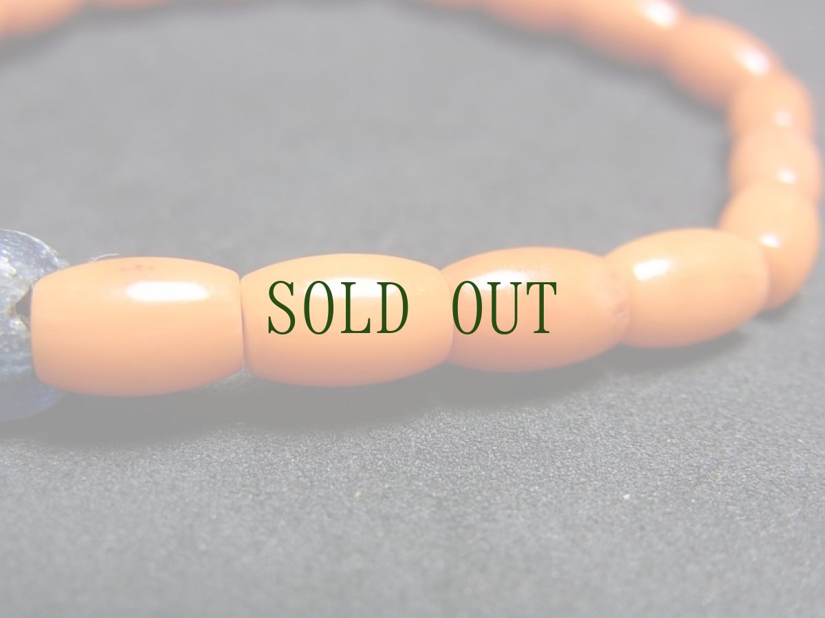 画像4: 珊瑚玉（染色コーティング）と古代瑠璃玉のブレスレット　（Dyeing coral beads）　 (4)