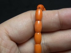 画像5: 珊瑚玉（染色コーティング）と古代瑠璃玉のブレスレット　（Dyeing coral beads）　 (5)