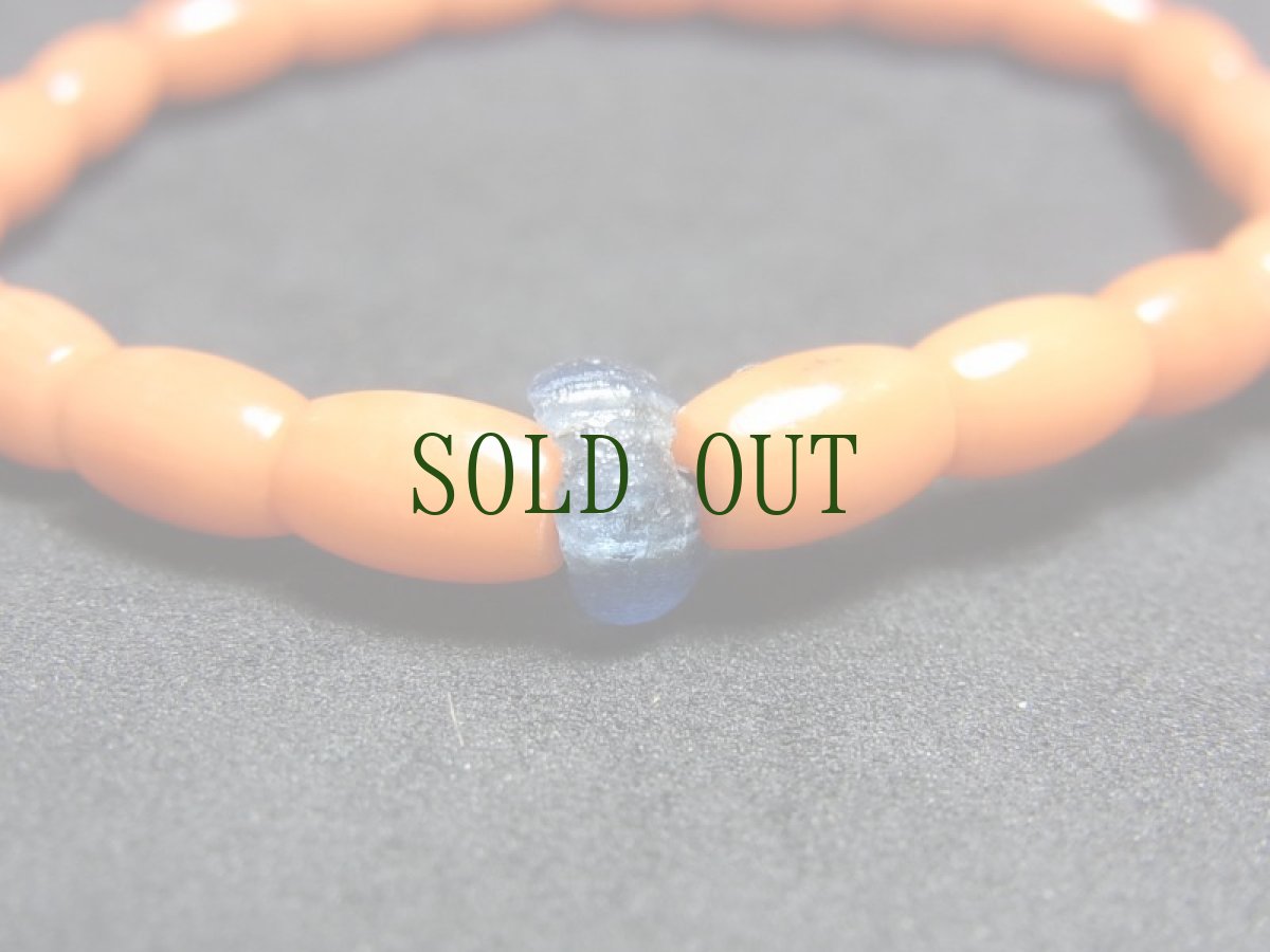 画像3: 珊瑚玉（染色コーティング）と古代瑠璃玉のブレスレット　（Dyeing coral beads）　 (3)