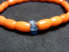 画像3: 珊瑚玉（染色コーティング）と古代瑠璃玉のブレスレット　（Dyeing coral beads）　 (3)