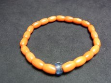 画像2: 珊瑚玉（染色コーティング）と古代瑠璃玉のブレスレット　（Dyeing coral beads）　 (2)