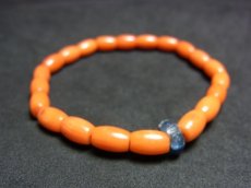 画像1: 珊瑚玉（染色コーティング）と古代瑠璃玉のブレスレット　（Dyeing coral beads）　 (1)