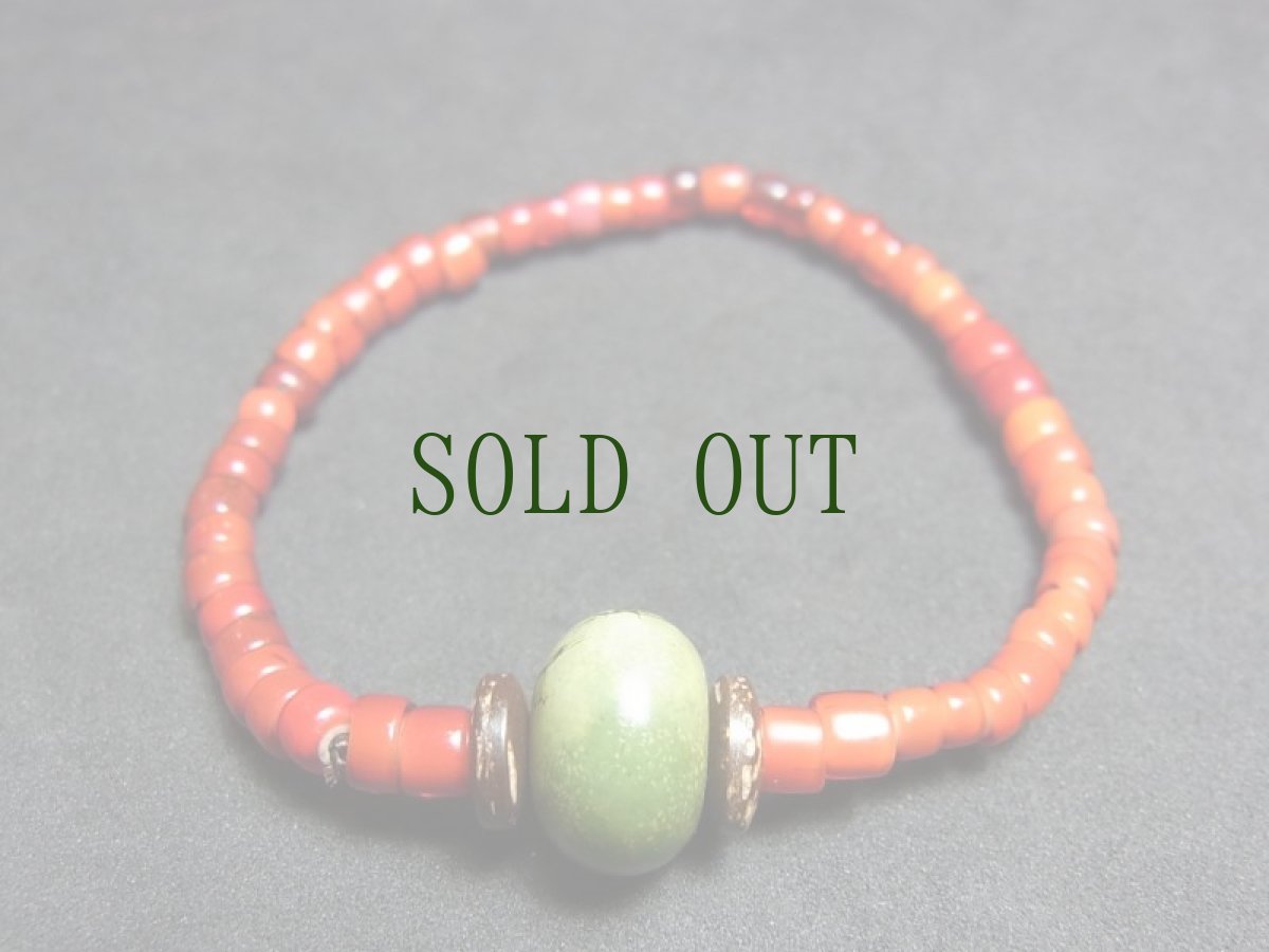 画像2: チベタンターコイズとヴェネツィアホワイトハート（Old Venetian glass beads）のブレスレット (2)