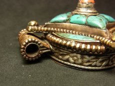 画像5: ガウ・銀製アンティーク（チベット密教装身具・御守り箱）ターコイズ・珊瑚象嵌　 (5)