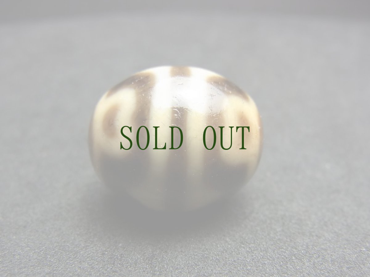 画像3: ジービーズ(dzi with tiger tooth and Lotus motif) 虎牙蓮花天珠  (3)