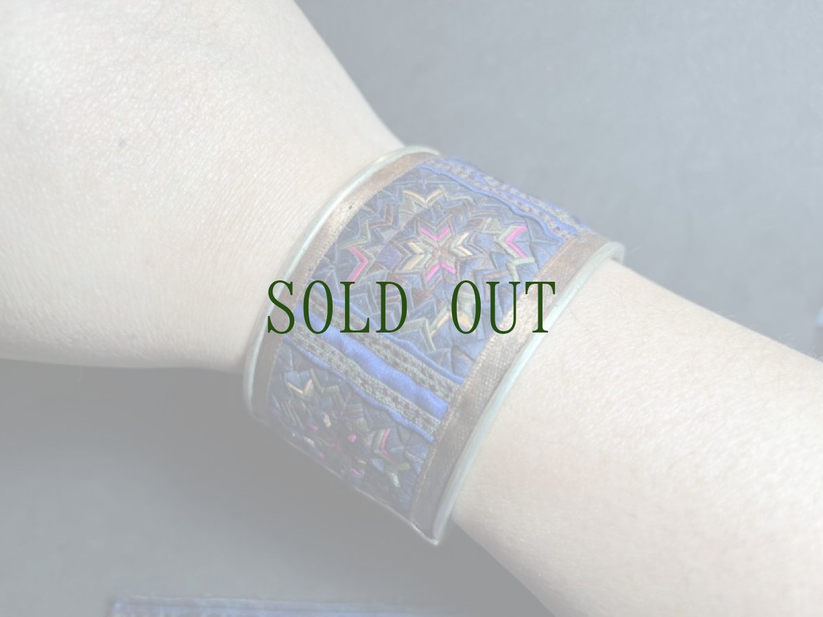 画像9: 貴州省ミャオ族の刺繍古裂バングル(苗銀) 革一村周辺 苗族の堆绣 (Piling Stitch) (9)