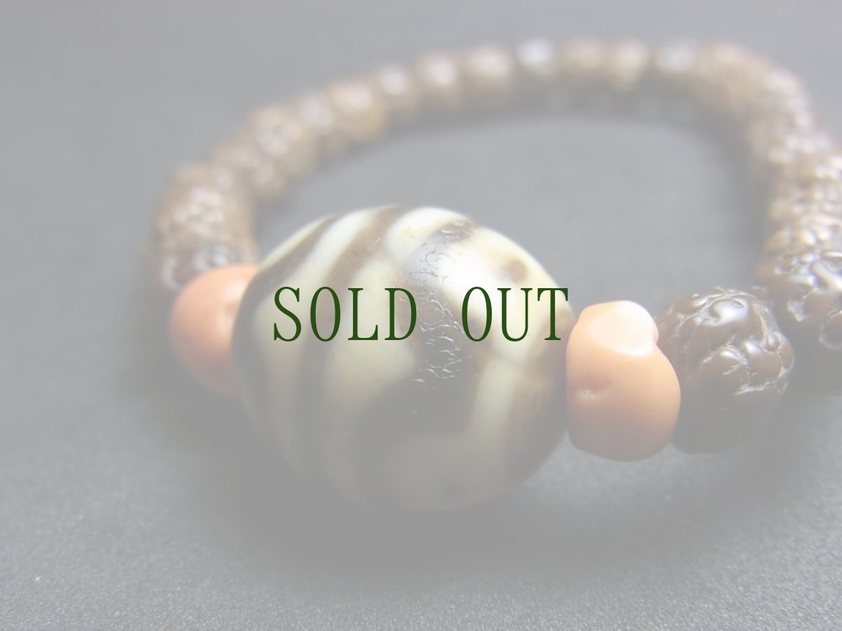 画像5: ジービーズ(dzi with tiger tooth and Lotus motif) 虎牙蓮花天珠 と山珊瑚（コーラル）、金剛菩提樹（ルドラクシャ）のブレスレット (5)