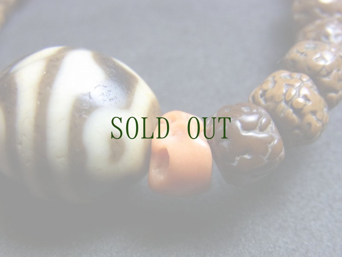 画像9: ジービーズ(dzi with tiger tooth and Lotus motif) 虎牙蓮花天珠 と山珊瑚（コーラル）、金剛菩提樹（ルドラクシャ）のブレスレット (9)