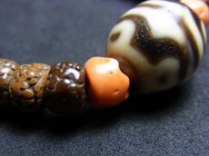 画像8: ジービーズ(dzi with tiger tooth and Lotus motif) 虎牙蓮花天珠 と山珊瑚（コーラル）、金剛菩提樹（ルドラクシャ）のブレスレット (8)