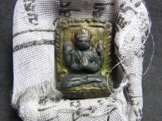 画像2: 四臂観音菩薩（チャンレーシィクチャクシパ）のツァツァ仏と　ガウ（仏像用厨子、 gau ）チベット密教法具 (2)