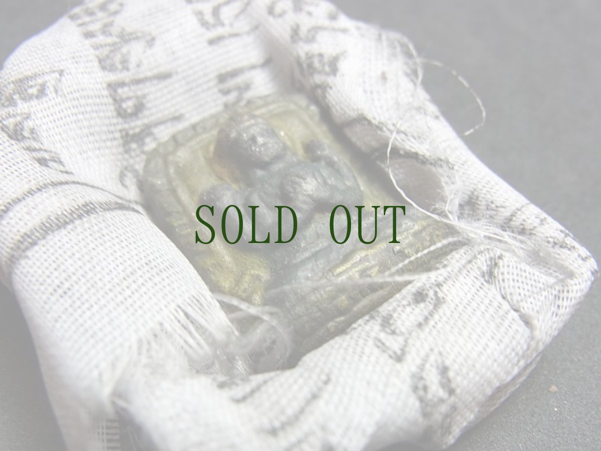 画像3: 四臂観音菩薩（チャンレーシィクチャクシパ）のツァツァ仏と　ガウ（仏像用厨子、 gau ）チベット密教法具 (3)