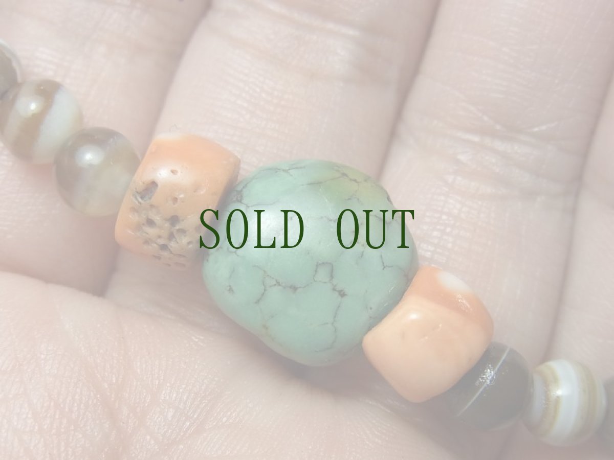 画像9: TIbetan old turquoise and coral　チベタン天然ターコイズ(yu)とコーラル（山珊瑚）、縞瑪瑙のブレスレット　 (9)