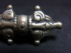 画像1: チベット・トクチャ(天鉄・Thogchags)　金剛杵(ドルジェ)　蔵銀（白銅）製 (1)