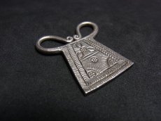 画像2: Old  silver pendant top from Hmong  （モン族）錠前型　銀製トップ　ヴィンテージ (2)