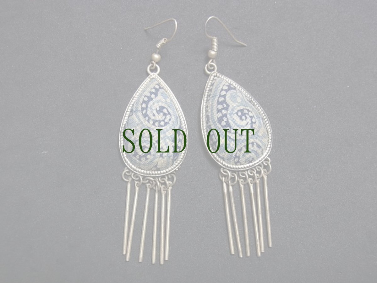 画像2: 貴州ミャオ族の苗銀製・ろうけつ藍染め古布ピアス　（old indigo batik cloth） (2)