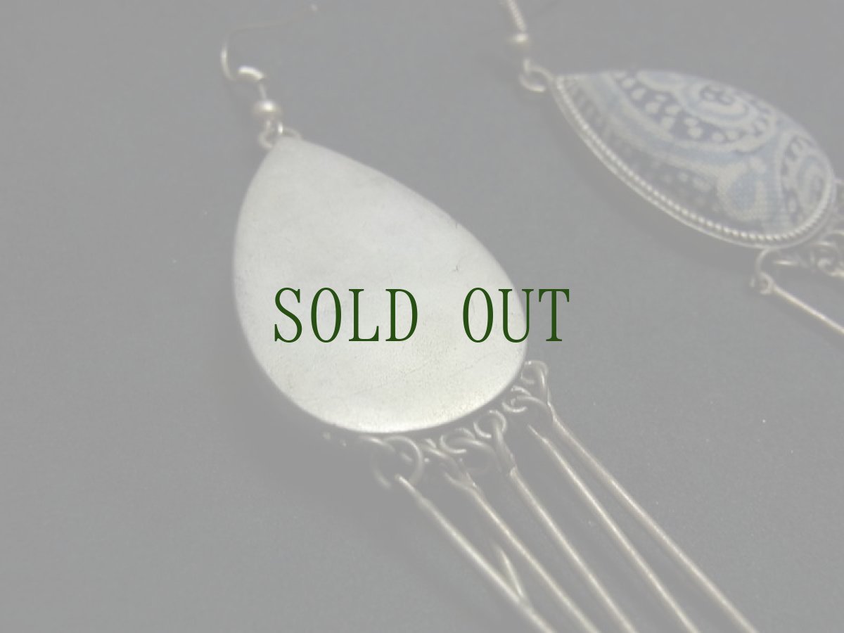 画像5: 貴州ミャオ族の苗銀製・ろうけつ藍染め古布ピアス　（old indigo batik cloth） (5)