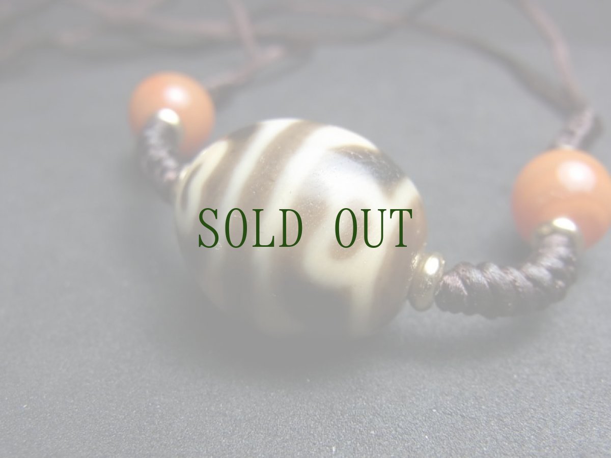 画像3: ジービーズ（dzi with tiger tooth and Lotus motif) 虎牙蓮花天珠と瑪瑙の首飾り (3)