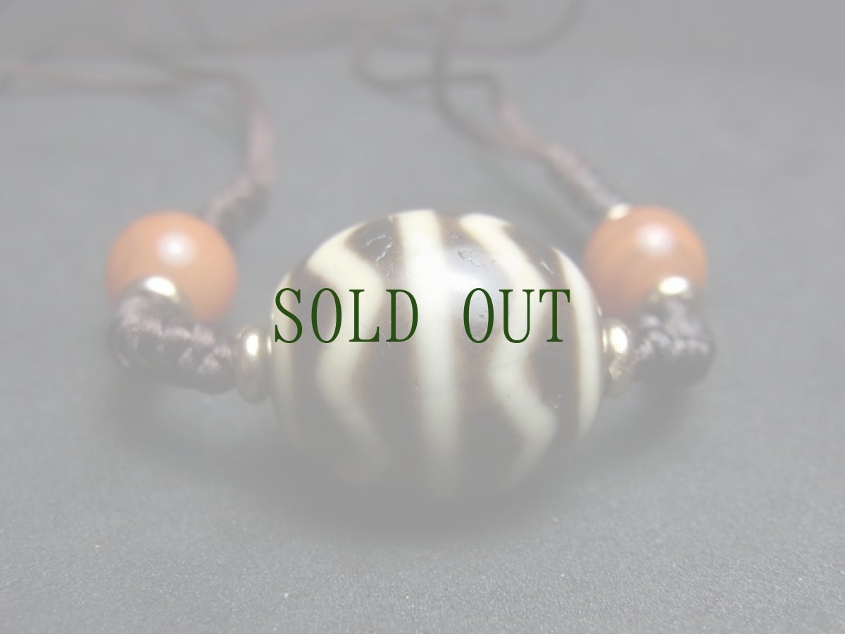 画像2: ジービーズ(dzi  wave motif)・流水紋天珠（水紋）と瑪瑙の首飾り (2)