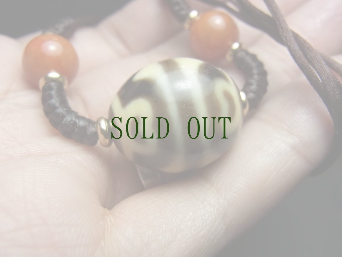 画像8: ジービーズ（dzi with tiger tooth and Lotus motif) 虎牙蓮花天珠と瑪瑙の首飾り (8)