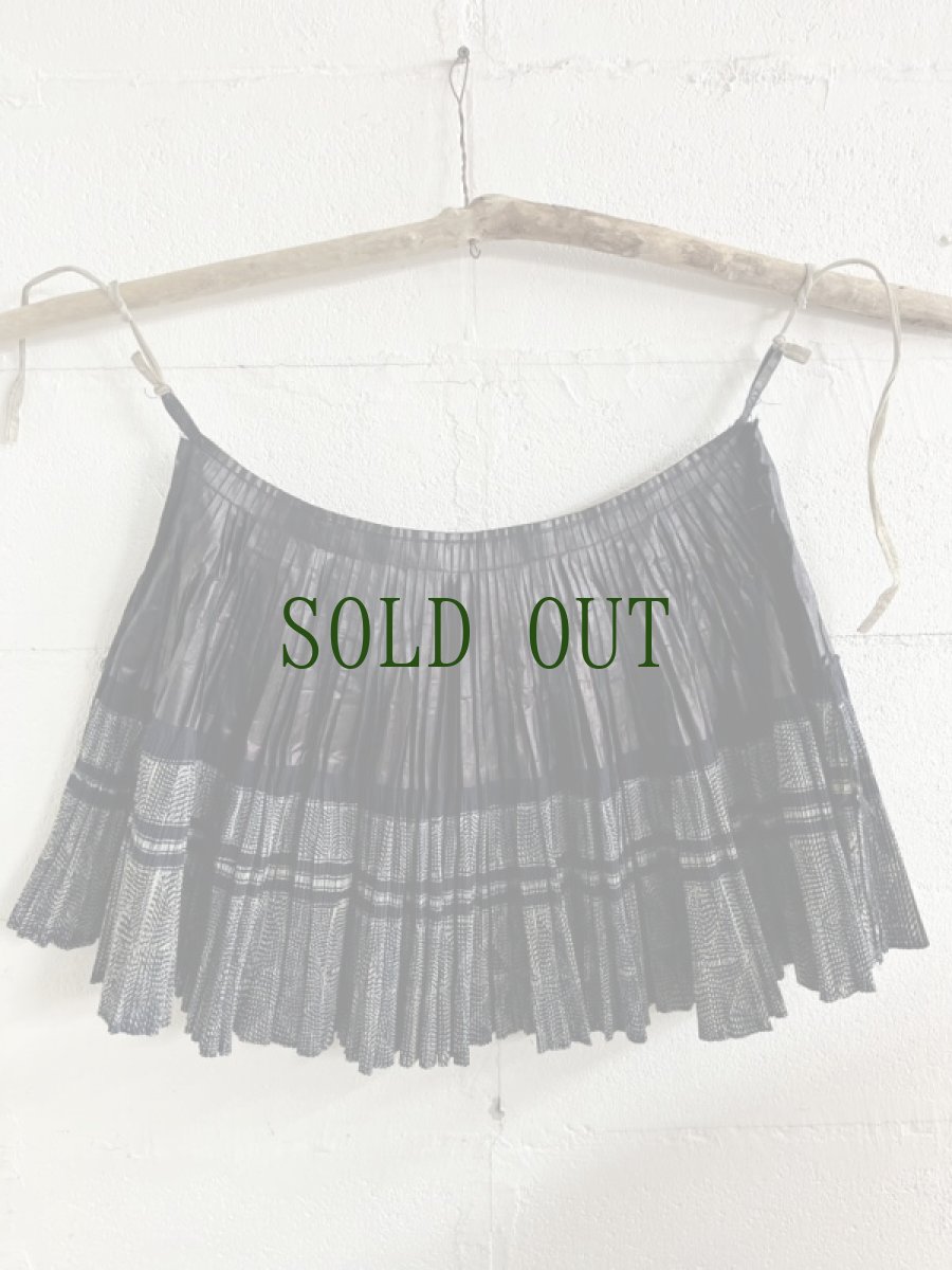 画像2: 榕江ミャオ族(苗族）藍染・亮布　プリーツ巻きオーバースカート　(ビンテージ） (2)