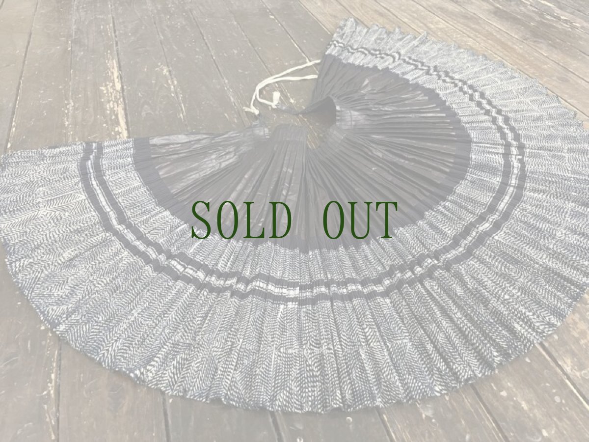 画像12: 榕江ミャオ族(苗族）藍染・亮布　プリーツ巻きオーバースカート　(ビンテージ） (12)