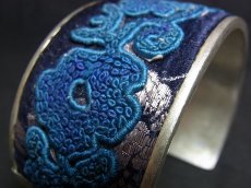 画像4: 貴州省ミャオ族の刺繍古裂バングル(苗銀)　Miao old embroidery silver bangle (4)